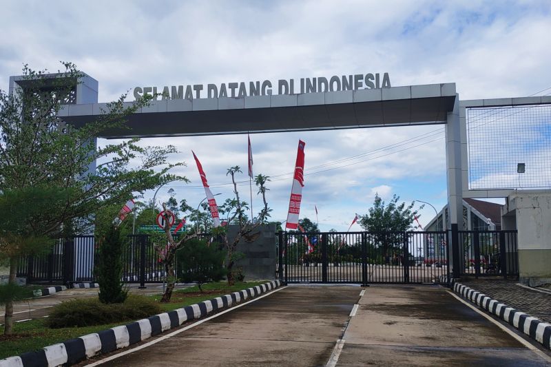BATAS: Pintu batas Negara RI-Malaysia, di Pos Lintas Batas Negara (PLBN) Badau, wilayah Kapuas Hulu Kalimantan Barat. (ANTARA/Teofilusianto Timotius)