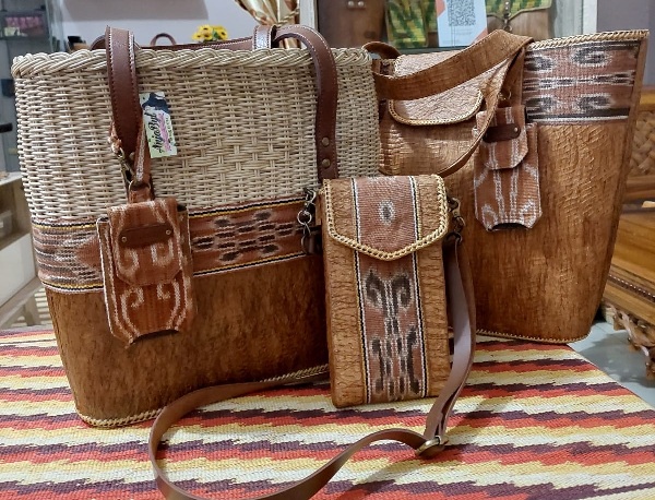 KE PARIS : Ketiga produk Anjabyl melenggang ke Paris Fashion Week pada 21-26 Juni 2022 yang lalu.