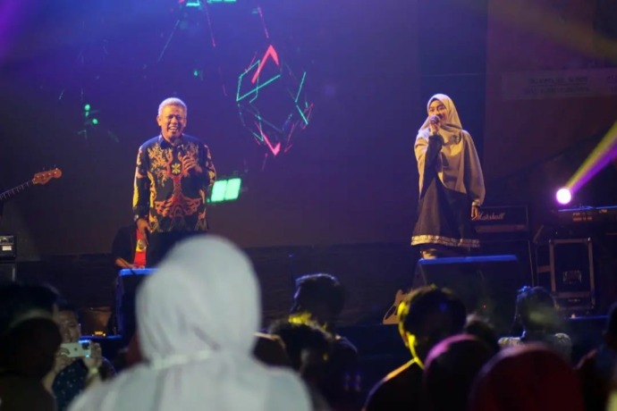 MALAM APRESIASI: Tarian sejumlah etnis di Kubu Raya tampak menyemarakkan malam apresiasi dalam rangka peringatan HUT ke-15 Kubu Raya. ISTIMEWA