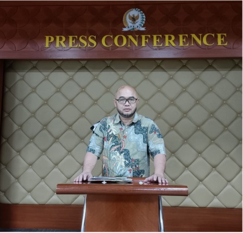 SIMPOSIUM: Ketua Koprabuh Pusat Yohanis Cianes Walean.
