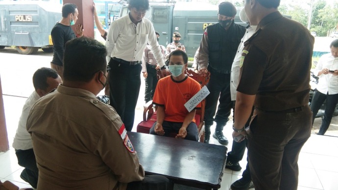 REKA ULANG : Polres Sambas pada Senin (18/7) menggelar reka ulang adegan kasus kekerasan fisik rumah tangga yang korban meninggal dunia. FAH / SAMBAS