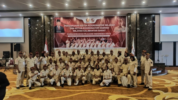 DIKUKUHKAN: Para pengurus PPIR Kalbar berfoto bersama usai dikukuhkan di Hotel Star Pontianak, Kamis (14/7). (Aristono/Pontainak Post)