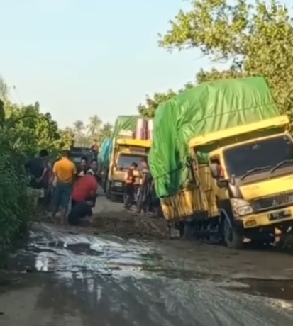 RUSAK : Sejumlah kendaraan truk bermuatan harus mengantre ketika melintasi jalan rusak di Kabupaten Kayong Utara, Provinsi Kalimantan Barat. istimewa. (IST)