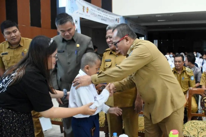 MOTIVASI: Bupati Kubu Raya, Muda Mahendrawan bersama Wabup Kubu Raya, Sujiwo memberikan motivasi bagi anak-anak di dalam Peringatan Hari Anak Nasional di Kubu Raya. Ashri Isnaini/Pontianak Post
