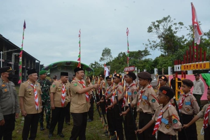 MOTIVASI : Sekda Ketapang, Alexander Wilyo, memberikan semangat kepada anggota pramuka saat pembukaan kegiatan HUT ke-12 Satuan Komunitas Pramuka Peduli Ketapang, kemarin (23/7). ISTIMEWA