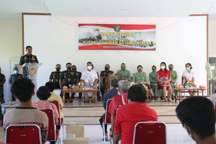 ZIARAH: Pangdam XII Tanjungpura, Mayjen TNI Sulaiman Agusto memberikan arahan menyambangi salah satu panti asuhan di Sungai Raya. Gambar lain, Pangdam memimpin ziarah ke Taman Makam Pahlawan Dharma Patria Jaya Kubu Raya