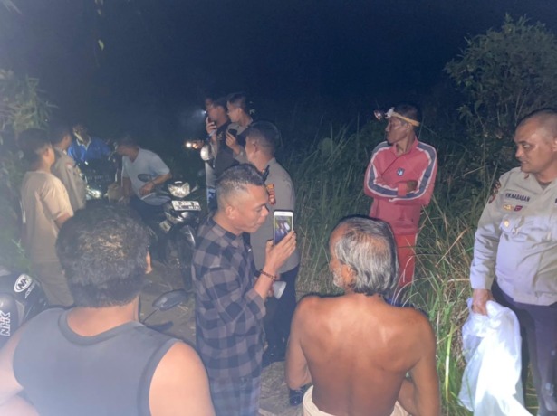 EVAKUASI: Ketua DPRD Kayong Utara Sarnawi dan sejumlah anggota Polisi Polres Kayong Utara ikut melakukan evakuasi penumpang speedboat terdampar akibat tingginya ombak. ISTIMEWA