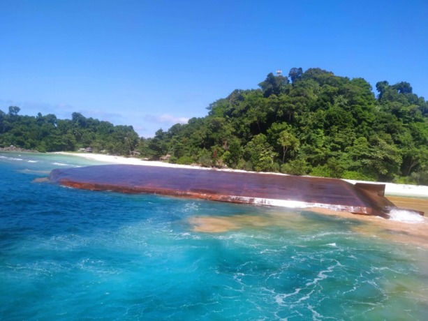CUACA BURUK : Tongkang membawa bauksit yang terbalik di laut lantaran cuaca buruk, Rabu (20/7). Sebelumnya tongkang nahas dalam posisi miring dan ditarik ke pinggir pantai pulau Layah. ISTIMEWA