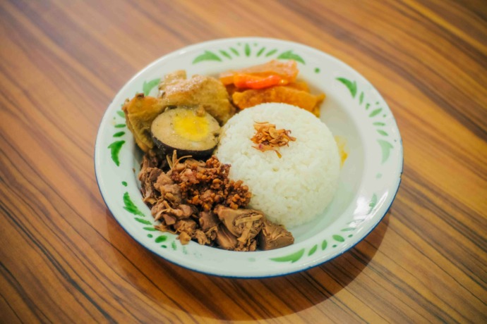 Gudeg bersama sajian pelengkap lainnya