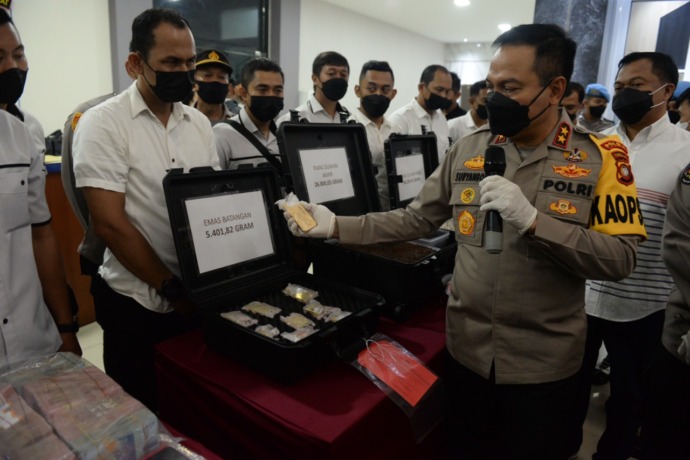 PETI: Kapolda Kalbar Suryanbodo Asmoro melihat barang bukti kasus PETI, Rabu (13/7). Polda mengamankan para pemodal dan menyita 68,9 Kg atau senilai Rp66,6 miliar. Foto insert, salah satu bos besar PETI berinisial A yang ditangkap polisi.  (ARIEF NUGROHO/