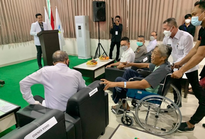 SAMBUT JAROT: Gubernur Sutarmidji dan Wali Kota Pontianak Edi Kamtono menyambut kedatangan Bupati Sintang Jarot Winarno saat peresmian RS Medika Djaya. Diketahui Jarot baru saja menjalani perasi di pangkal paha beberapa hari lalu. (SHANDO SAFELA/PONTIANAK