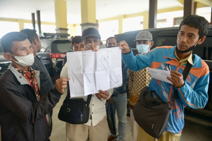 MENGADU: Sejumlah warga Kampung Sumber Mulyo, Dusun Suka Makmur, Desa Sungai Asam, Kecamatan Sungai Raya, Kabupaten Kubu Raya saat mendatangi Polda Kalimantan Barat, Selasa (26/7) pagi. Mereka melaporkan soal tumpang tindih sertifikat tanah. (ARIEF NUGROH