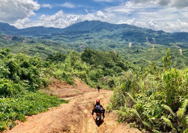 MEDAN BERAT: Warga sedang melintasi jalan yang menghubungkan antara kampung Pool, Senutul dan Desa Sungkung, Kecamatan Siding, Bengkayang, menggunakan sepeda motor. Kondisi jalan yang rusak dan beralur membuat warga kesulitan saat melintasinya. (ARIEF NUG