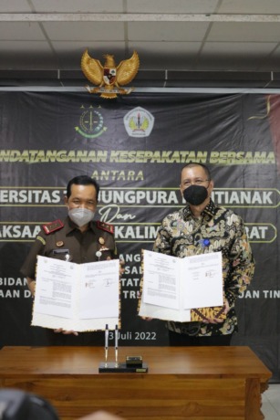 Kajati Kalbar, Dr. Masyhudi dan Rektor Untan, Garuda Wiko. (IST)