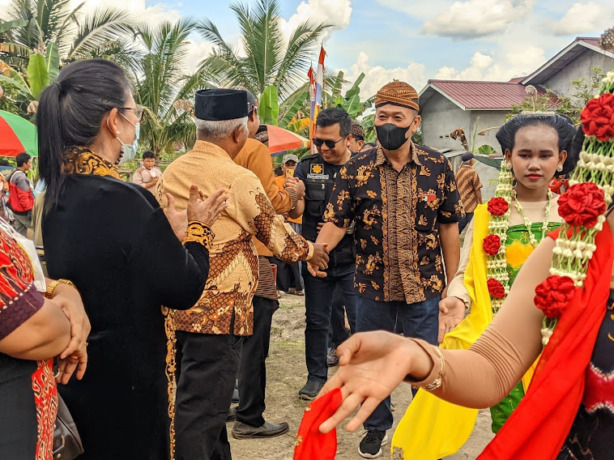 GREBEK SURO: Dengan memakai blangkon, Sekretaris Daerah Landak Vinsensius menghadiri Grebek Suro Paguyuban Jawa di Desa Amboyo Inti, Kecamatan Ngabang, Sabtu (27/8) lalu. DISKOMINFO FOR PONTIANAK POST