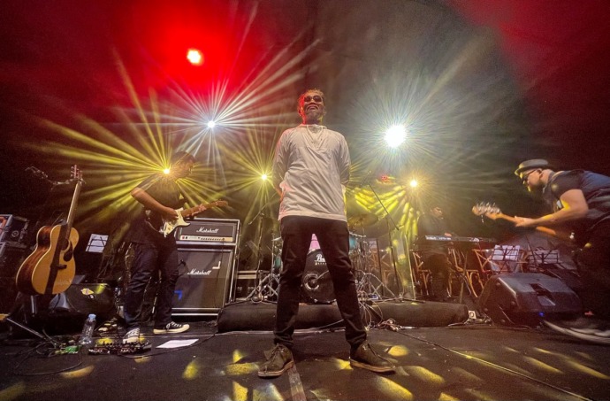 Parsley di atas panggung megahnya saat launching album Selamat Malam Pagi, Kamis (18/8). foto Shando Safela
