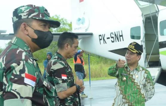 BANDARA: Bupati Sambas Satono bersama Danlanud Supadio saat memantau landasan udara Liku di Paloh. Satono berharap Lanud ini bisa menjadi bandara perintis. IST