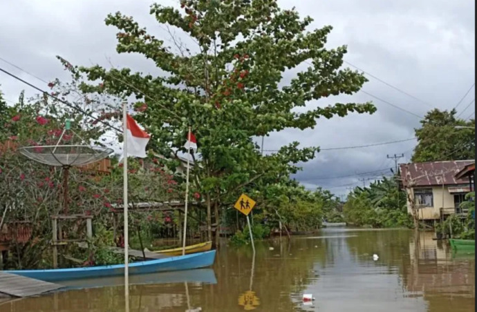 TERENDAM: Kondisi banjir di Teluk Barak Kelurahan Kedamin Hilir Kecamatan Putussibau Selatan wilayah Kapuas Hulu Kalimantan Barat, Jumat (5/8). (ANTARA/Teofilusianto Timotius.)