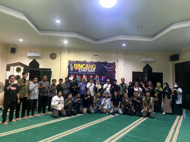 Pemateri bersama kader HMI usai kegiatan  dikusi