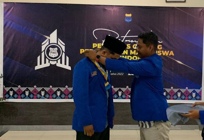 Serah terima jabatan dari ketua sebelumnya ke ketua yang baru