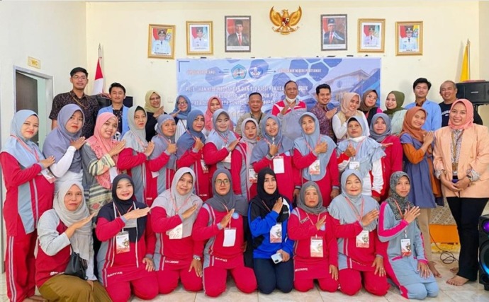 FOTO BERSAMA: Tim PPM Jurusan Akuntansi Polnep foto bersama peserta pelatihan. (Istimewa)