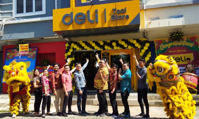 FOTO BERSAMA: Luis Liu, Gifty Yap, dan Hendri Tjeng foto bersama karyawan Deli Tool Store Pontianak usai seremonial grand opening. (Ist)
