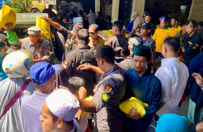 Syarif Machmud Alkadrie saat membagikan beras kepada warga di kantornya di jalan Veteran, Pontianak. Pada kesempatan itu, ia menyiapkan 8 ton beras. (ARIEF NUGROHO/PONTIANAK POST)