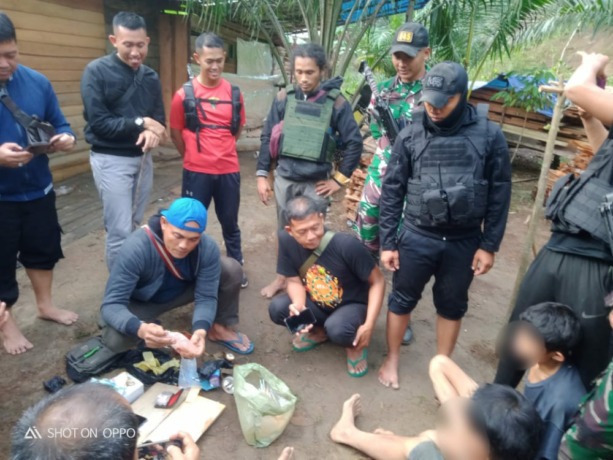 Satgas Pamtas Yonif 645/GTY saat mengamankan tersangka berikut barang bukti terkait dugaan Peredaran Sabu di kawasan Perbatasan,  Kabupaten Bengkayang