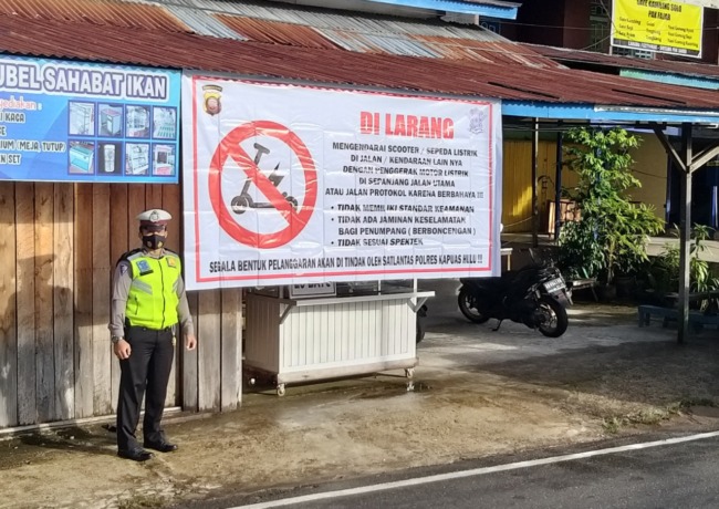 Kegiatan pemasangan banner larangan penggunaan sepeda listrik di jalan lintas selatan tepatnya di simpang empat Masjid Darussalam Kedamin Hilir, Kecamatan Putussibau Selatan, Rabu (10/8). (Ist)