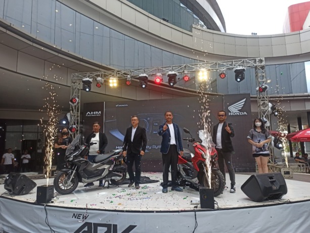 LUNCURKAN: Astra Motor Kalbar meluncurkan New Honda ADV160 di pelataran Gaia Bumi Raya City, Sabtu (6/8).(Aristono/Pontianak Post)