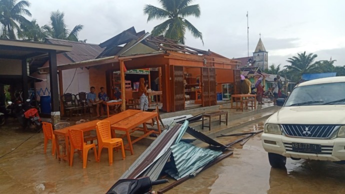 PUTING BELIUNG : Angin putih beliung melanda pemukiman warga yang berada di Desa Binjai Hulu, Kecamatan Binjai Hulu, Kabupaten Sintang, Selasa (30/8) dini hari. (IST)