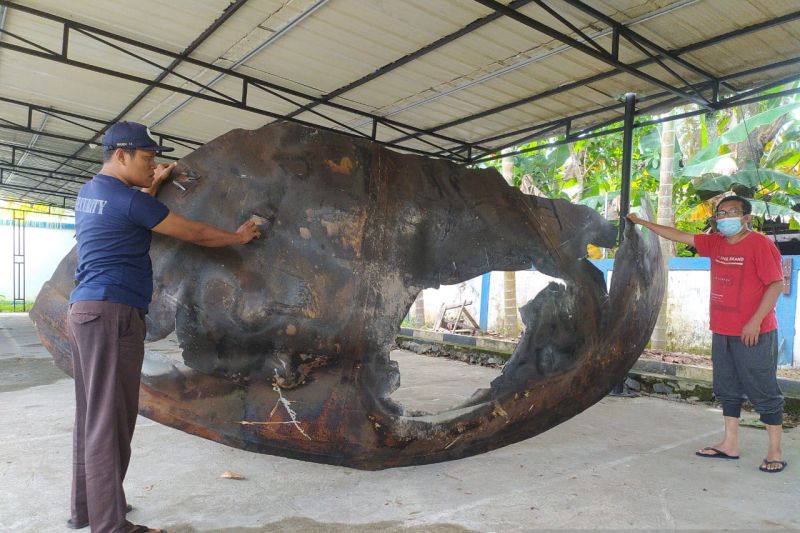 PECAHAN ROKET: Potongan besi dari roket asal China yang jatuh di Sekayam, Sanggau dibawa petugas BRIN untuk diteliti lebih lanjut.  ANTARA/Jesica Wuysang