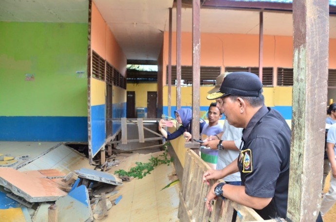RUSAK PARAH: Bupati Kayong Utara Citra Duani saat melihat langsung kondisi Sekolah Dasar Negeri (SDN) 13 Dusun Jelutung yang rusak parah. Prokopim Untuk Pontianak Post.