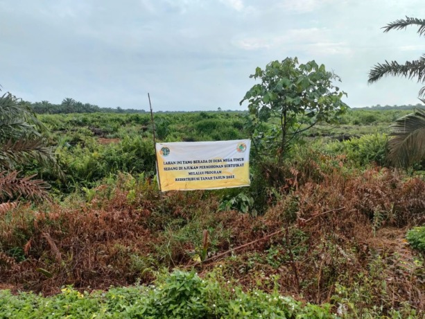 REDISTRIBUSI TANAH: Tampak plang pengumuman program redistribusi tanah di Dusun Mega Lestari dan Dusun Mega Blora, Desa Mega Timur, Kecamatan Sungai Ambawang.  IST