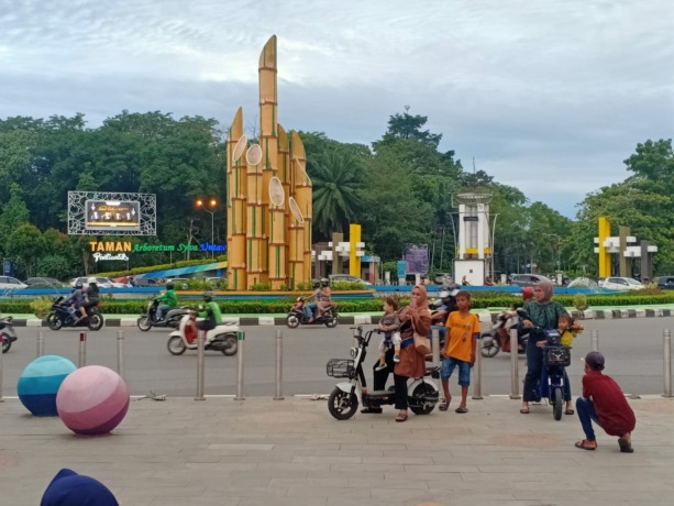 Rekreasi: Menikmati suasana senja di Taman Tugu Digulis bersama keluarga memiliki sensasi tersendiri