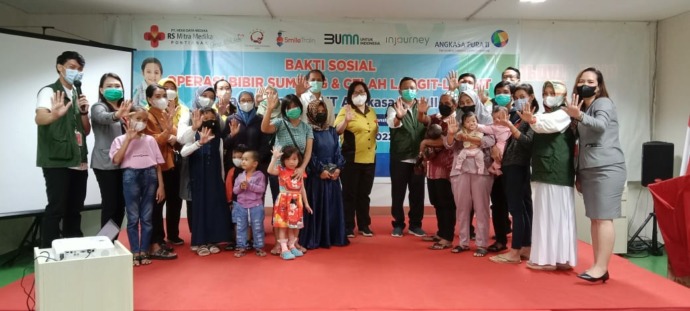 JELANG HARI JADI: Executive General Manager Bandara Internasional Supadio, Muhamad Iwan Sutisna (kanan tengah) bersama Direktur RS Mitra Medika Pontianak, Suriviana (kiri tengah) berfoto bersama jajaran dan pasien operasi bibir sumbing dan celah langit-la