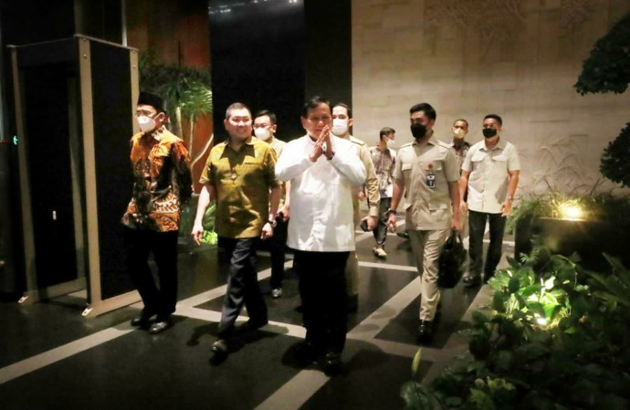 Ketua Umum DPP Partai Persatuan Indonesia (Perindo) Hary Tanoesoedibjo (HT) menggelar pertemuan 4 mata dengan Ketua Umum Partai Gerindra Prabowo Subianto di Jakarta, Senin malam (15/8/2022).