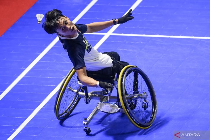 SUMBANG EMAS: Pebulu tangkis Indonesia Wiwin Adri berusaha mengembalikan kok ke arah lawannya sesama pebulu tangkis Indonesia Agus Budi Utomo pada final tunggal putra WH2 ASEAN Para Games 2022 di Edutorium UMS, Solo, Jawa Tengah, Jumat (5/8). (ANTARA FOTO