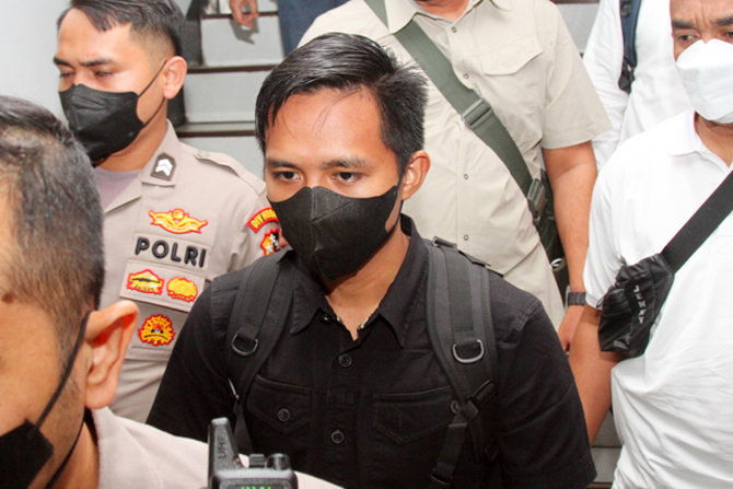 Bharada E saat melakukan pemeriksaan. (Jawa Pos)