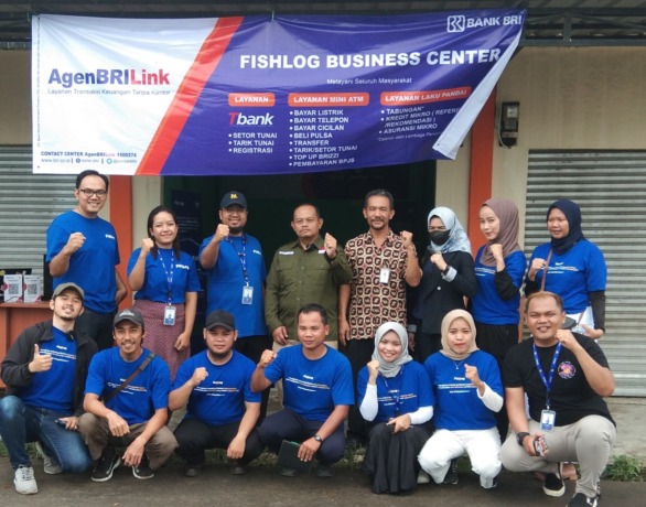 Berfoto bersama usai resmikan produk Fishlog Bersama BRI, di PPN Pemangkat. (IST)