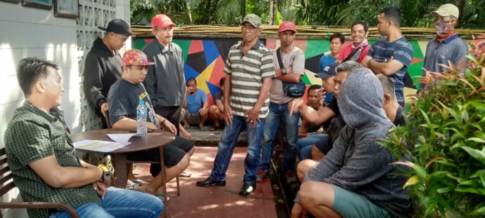 Warga menggelar aksi demonstrasi di SPBU Wajok Hilir, lantaran sudah hampir dua minggu tidak ada pelayanan pengisian solar. (IST)