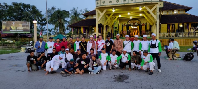 Ormas  Front Persaudaraan Islam bersama Sultan Kadariah dan keluarga kesultanan diabadikan bersama usai pemasangan bendera merah putih. (IST)