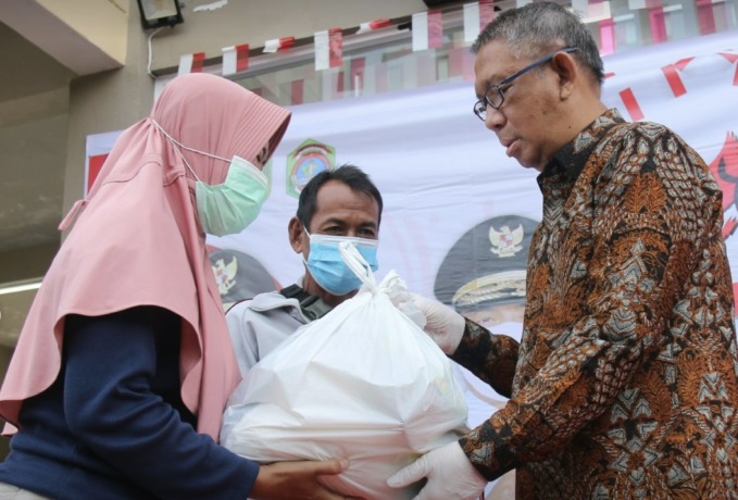 DISTRIBUSI : Kegiatan gelar pangan murah merdeka yang digelar oleh Pemprov Kalbar.  BIRO ADPIM PROV KALBAR FOT PONTIANAK POST