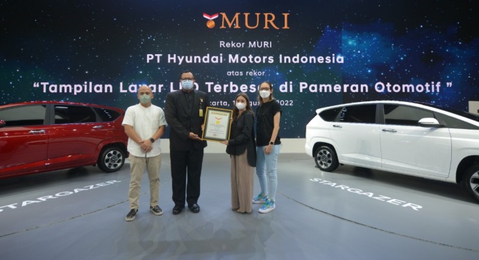 PT Hyundai Motors Indonesia (HMID) menerima penghargaan dari Museum Rekor Dunia Indonesia (MURI) untuk “Tampilan Layar LED Terbesar di Pameran Otomotif” melalui kehadiran Inspirational Media Wall LED di GIIAS 2022. (IST)