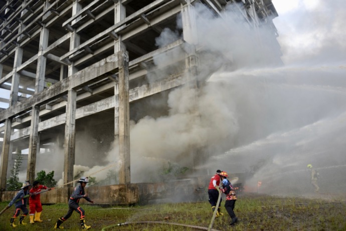 MANGKRAK: Gedung Mangkrak RS Untan ketika terbakar kemarin .  (ARIEF NUGROHO/PONTIANAK POST)