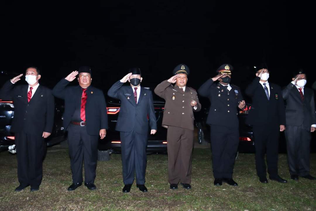 Upacara penghormatan dan malam renungan suci bertempat di Makam Juang Pahlawan Ngabang Kabupaten Landak, Rabu (17/8) dini hari. (IST)
