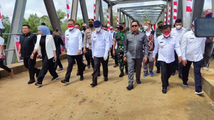 JEMBATAN: Gubernur Kalbar Sutarmidji saat meninjau Jembatan Melawi II yang baru diresmikan, Rabu (24/8). (BIRO ADPIM KALBAR FOR PONTIANAK POST)