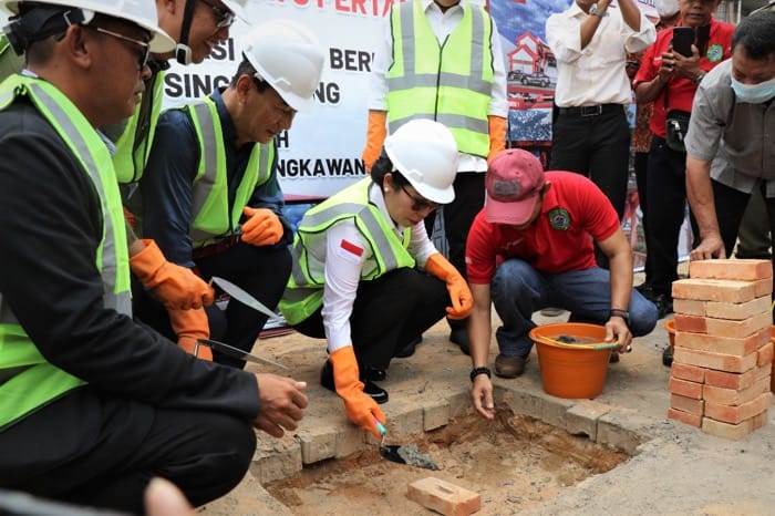 DIMULAI: Peletakan batu pertama yang dilakukan oleh Wali Kota Singkawang bersama Komisaris PT Rezeki Timur Laut Sarkawi Lim di Pasar Beringin.