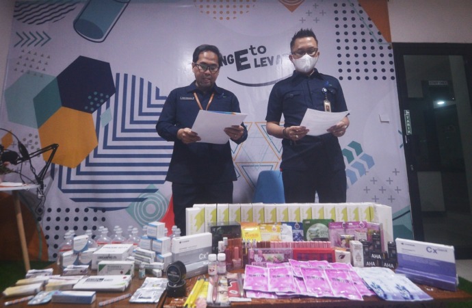 KONFERENSI PERS: BBPOM Pontianak menggelar konferensi pers terkait penertiban kosmetik ilegal dan mengandung bahan berbahaya, Senin (1/8). Dari hasil penertiban, diamankan 57 item (6.999 pcs) barang kosmetik ilegal dan tanpa izin. (MEIDY KHADAFI/PONTIANAK