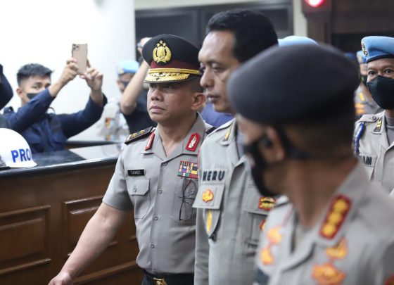 MASIH PAKAI SERAGAM: Ferdy Sambo (kiri) keluar ruang sidang pada Jumat dini hari (26/8), usai menjalani menjalani sidang Kode Etik Profesi Polri (KEPP) di Mabes Polri. (Dery Ridwansah/JawaPos.com)